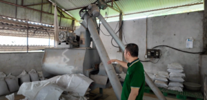 Bảo dưỡng máy móc trong quản lý trự trộn cám 